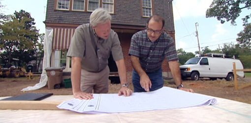Danny Lipford repasa los planos en el lugar de trabajo con el arquitecto.