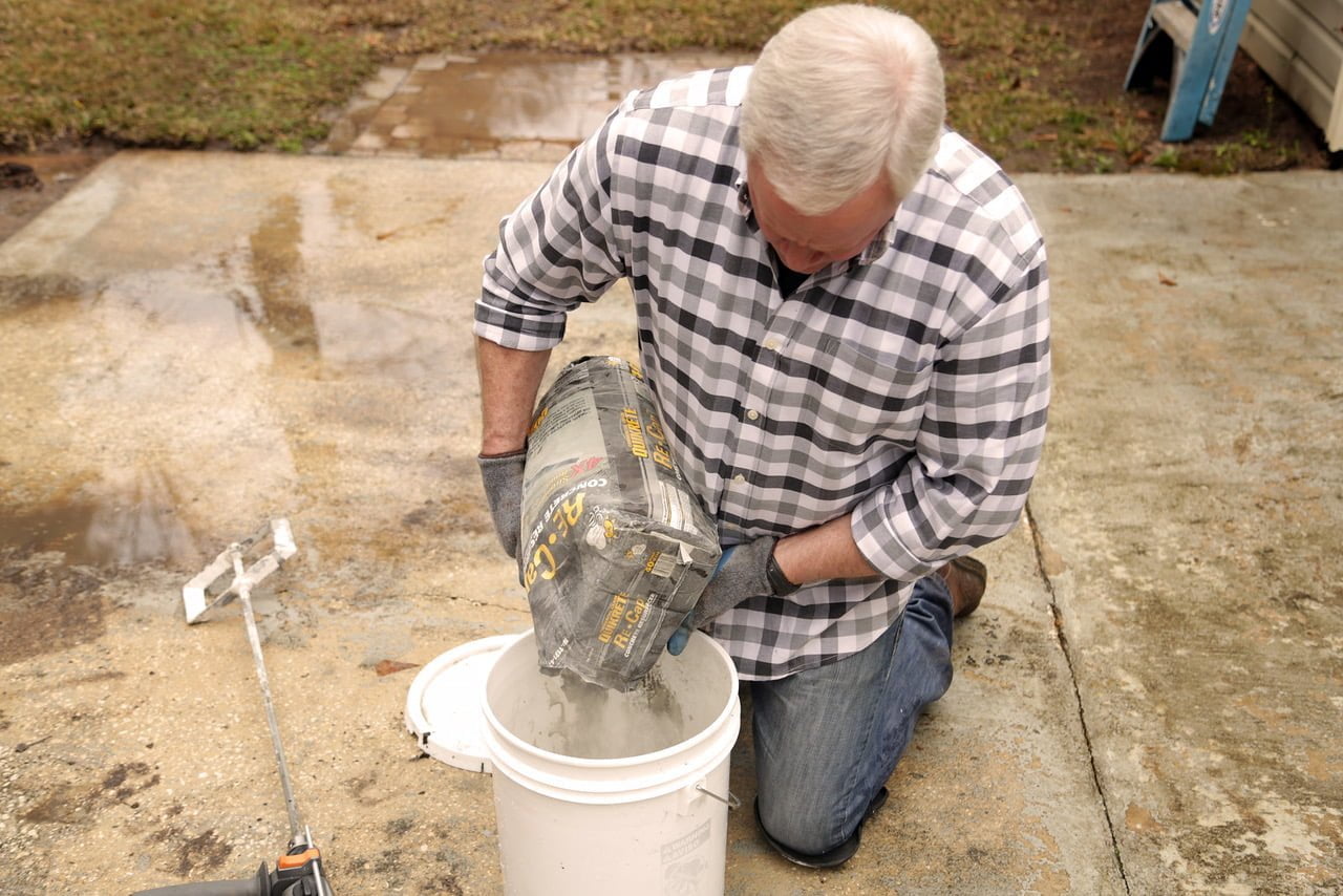 Aplique con llana el reparador de concreto Quikrete Re-Cap para revivir su patio desgastado. 