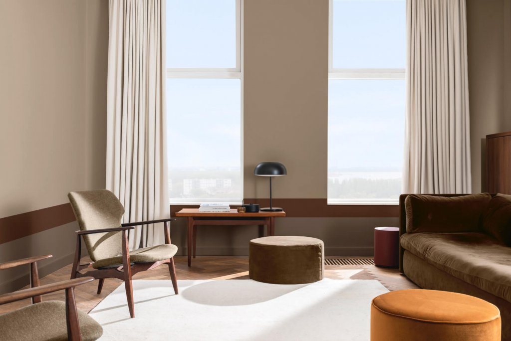 Salón con sofá, sillones y mesa de centro decorado en colores otoñales |  Fácil de renovar