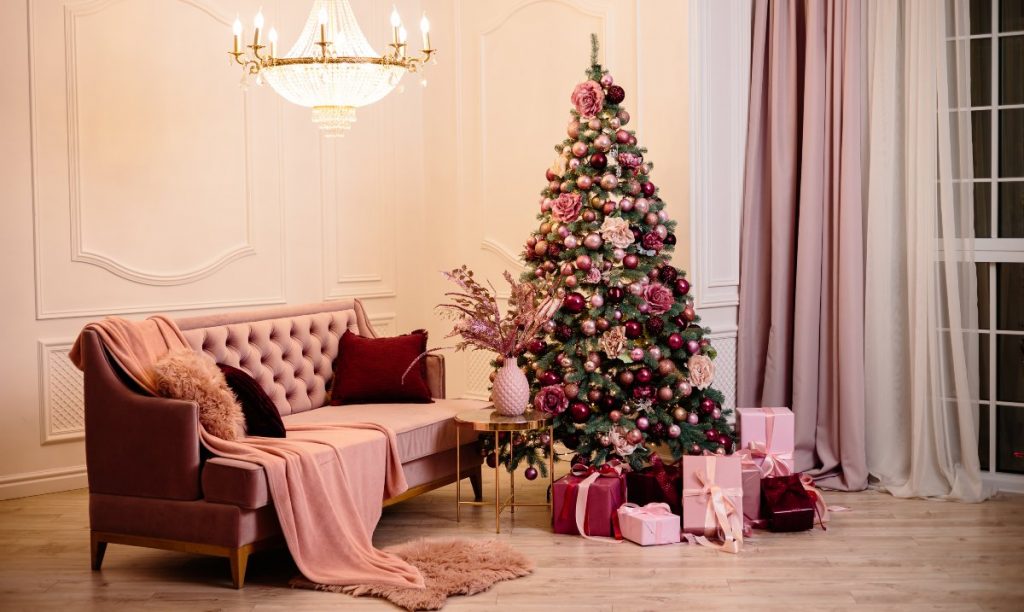 Alberto navideño con adornos rosas y fucsias con cajas de regalo.