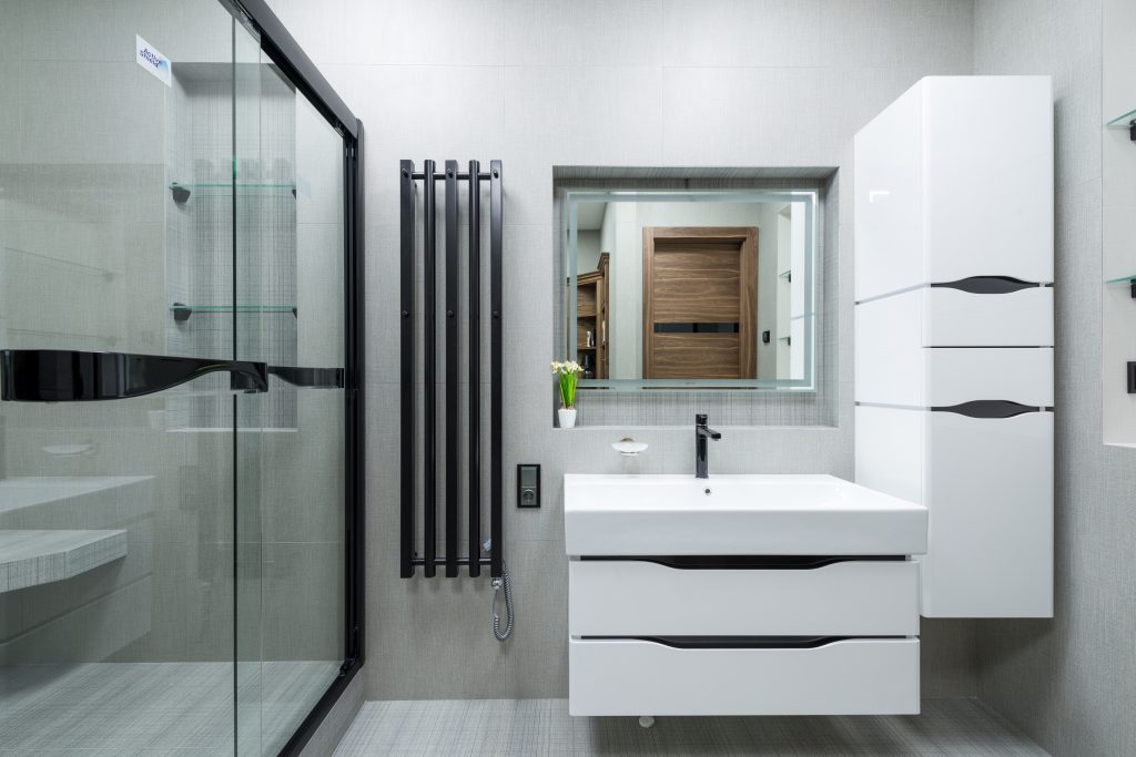 ideas de renovación de baño con sanitarios en blanco y negro y cabina de ducha de vidrio.