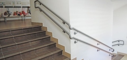 Escalera con reposamanos realizada por empresa de carpintería metálica
