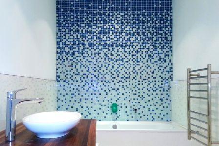 Hermoso baño con pared de mosaico color mar
