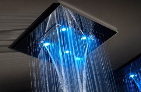 Cabezal de ducha moderno de la nueva ducha.