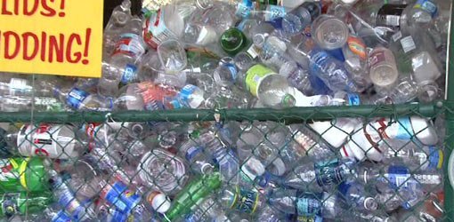 Reciclaje de botellas de plástico.