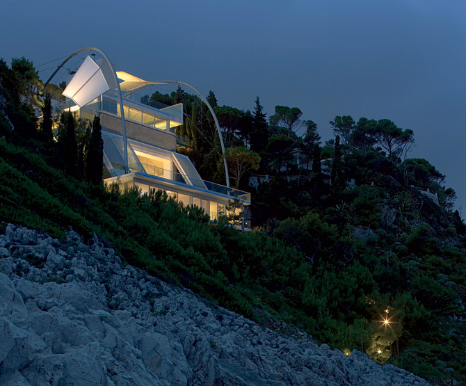 Villa mediterránea junto al acantilado aprovecha al máximo su ubicación