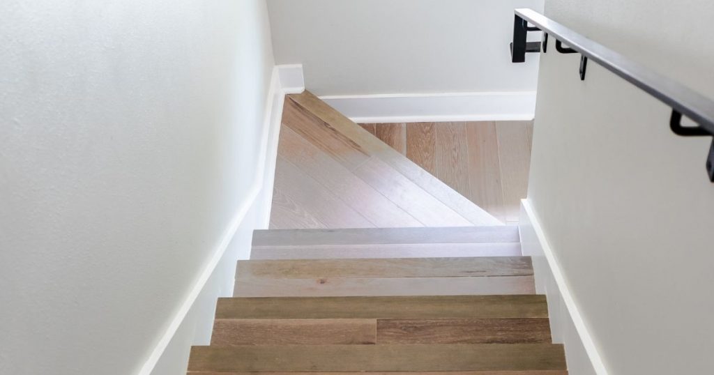 Candelabros para escaleras interiores: ¿apliques, suspensión o focos?