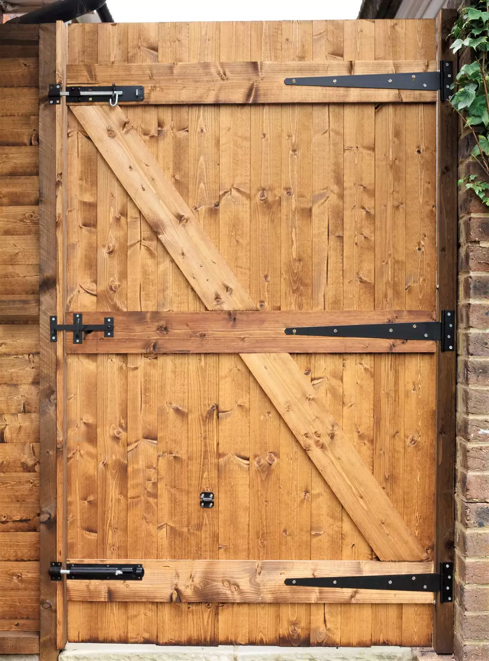 Cómo construir una puerta de madera para su jardín